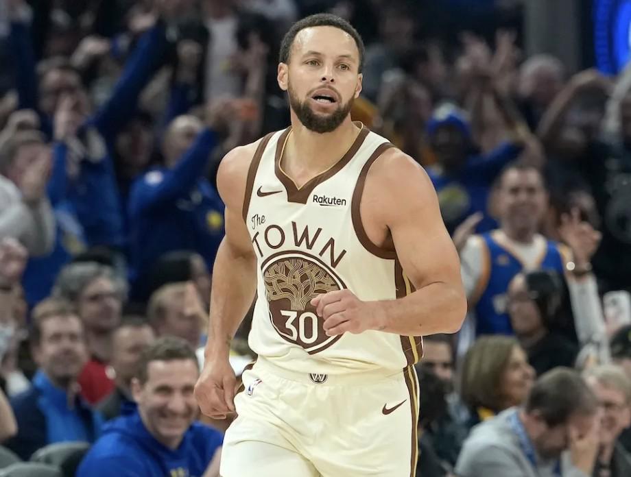 皇冠体育app下载-库里常规赛数据：膝伤困扰仅打43场六年来新低，生涯得分超26000分